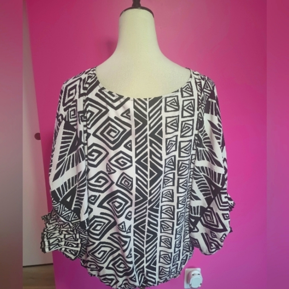 🚨Price Final!🚨 Chico's Ladies White & Black Summer Poncho Top (Size 2) - Picture 5 of 7